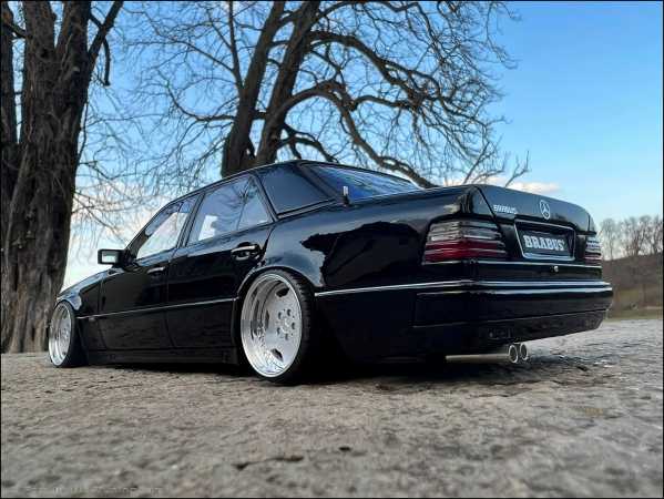 1:18 Mercedes Benz 500 E 6.5L BRABUS - Black Edition